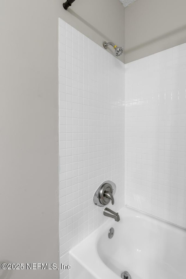 room details with shower / bath combination