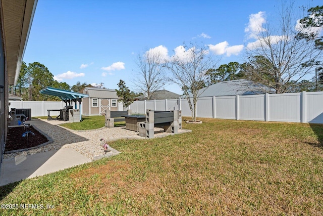 view of yard featuring a shed