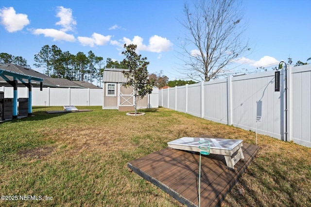 view of yard featuring a storage shed