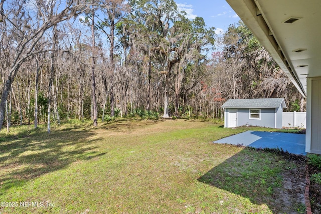 view of yard with a shed