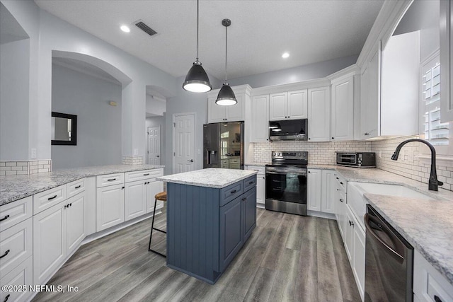 kitchen with visible vents, electric range, white cabinets, a sink, and dishwashing machine