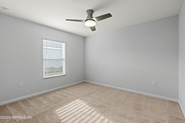 unfurnished room with light carpet and ceiling fan