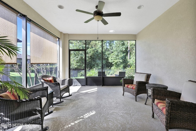 sunroom with ceiling fan