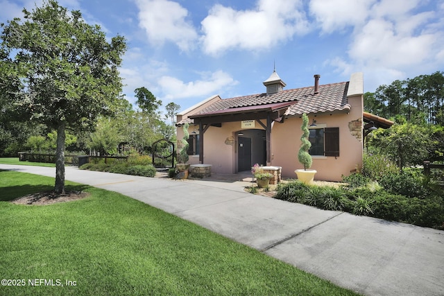 view of front of home featuring a front lawn