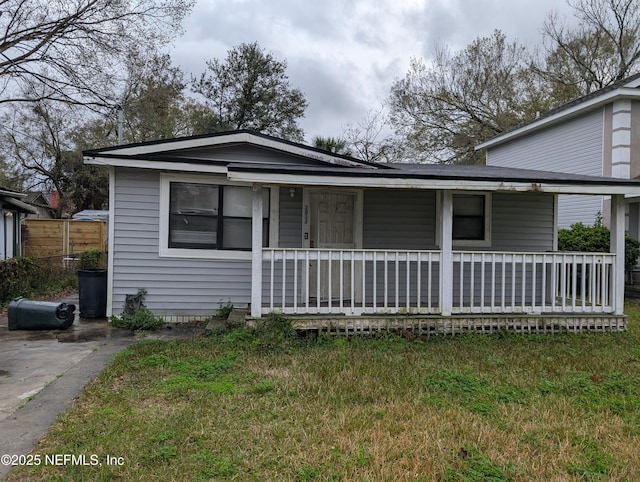 view of front facade with a porch and a front lawn