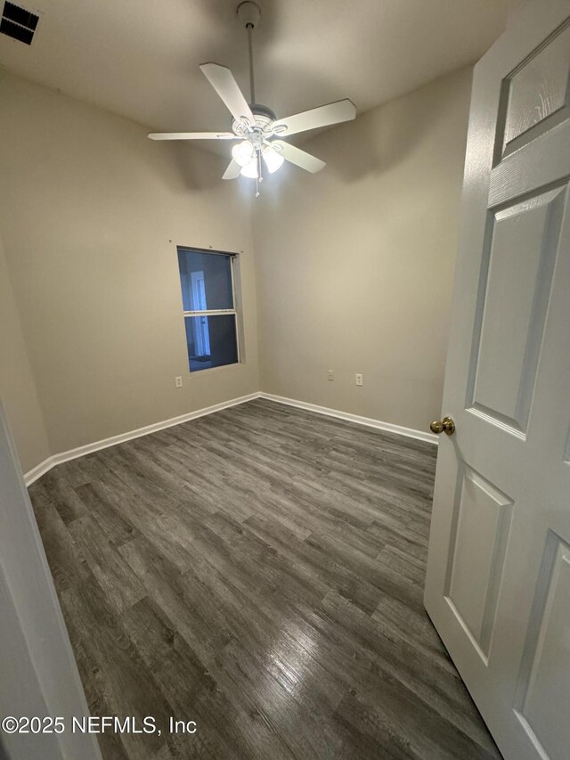 unfurnished room with dark wood-type flooring and ceiling fan