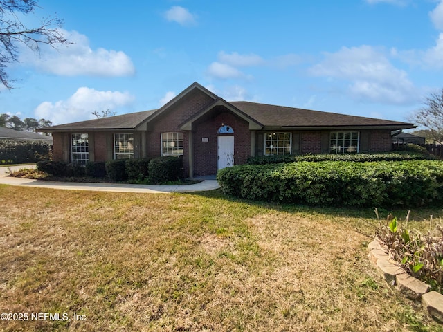 ranch-style home featuring a front lawn