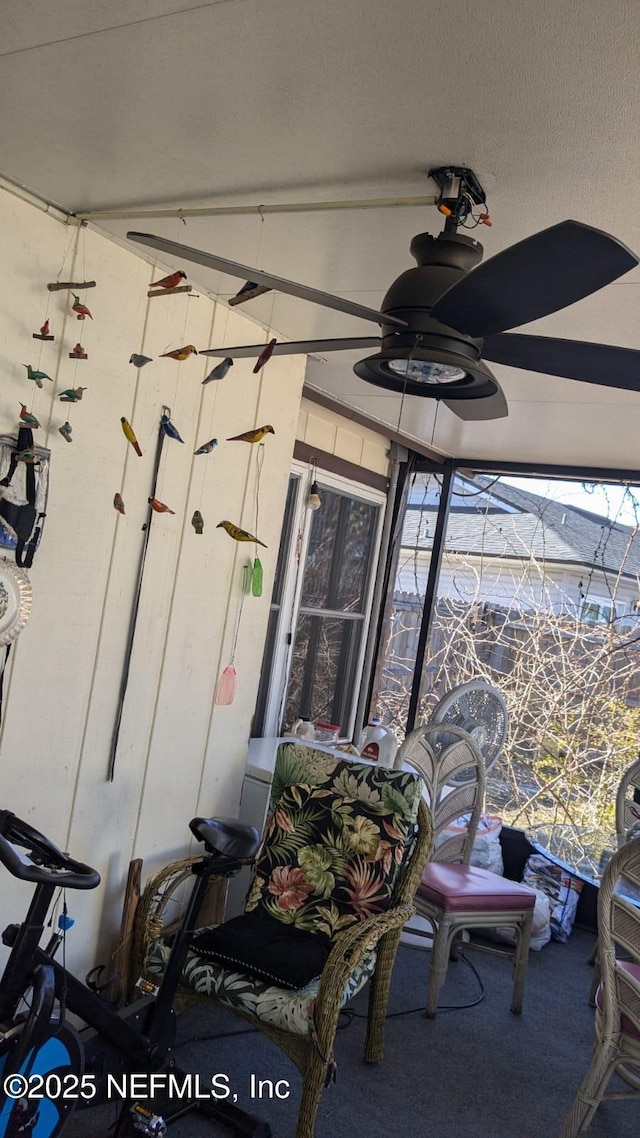 sunroom with ceiling fan