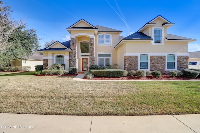 view of front of property featuring a front lawn