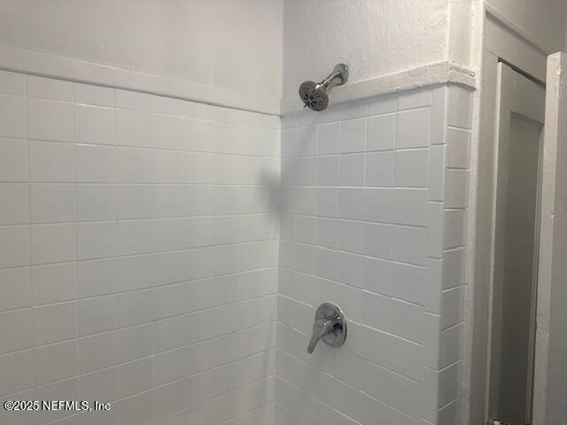 939 Jasmine Pl, Jacksonville, FL 32205 - details with a tile shower