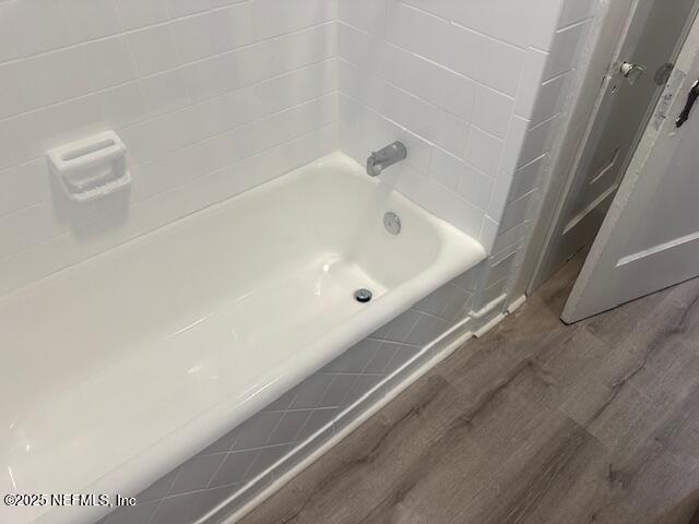 939 Jasmine Pl, Jacksonville, FL 32205 - bathroom featuring wood-type flooring and tiled shower / bath
