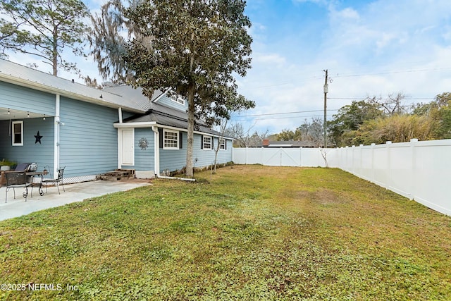 view of yard featuring a patio