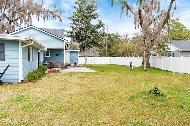 view of yard featuring a patio