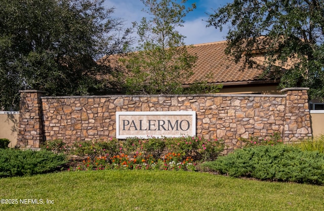 community sign with a yard