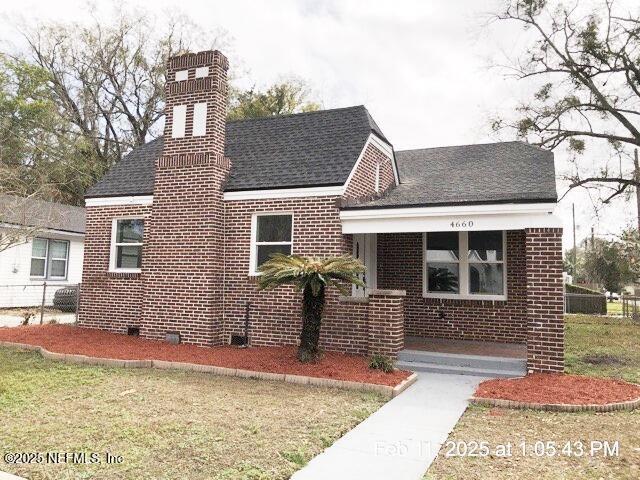 view of front facade with a front lawn