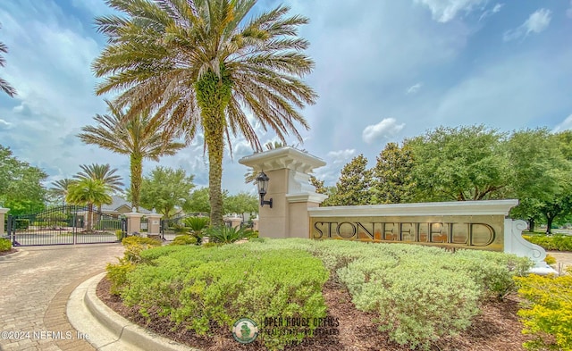 view of community / neighborhood sign