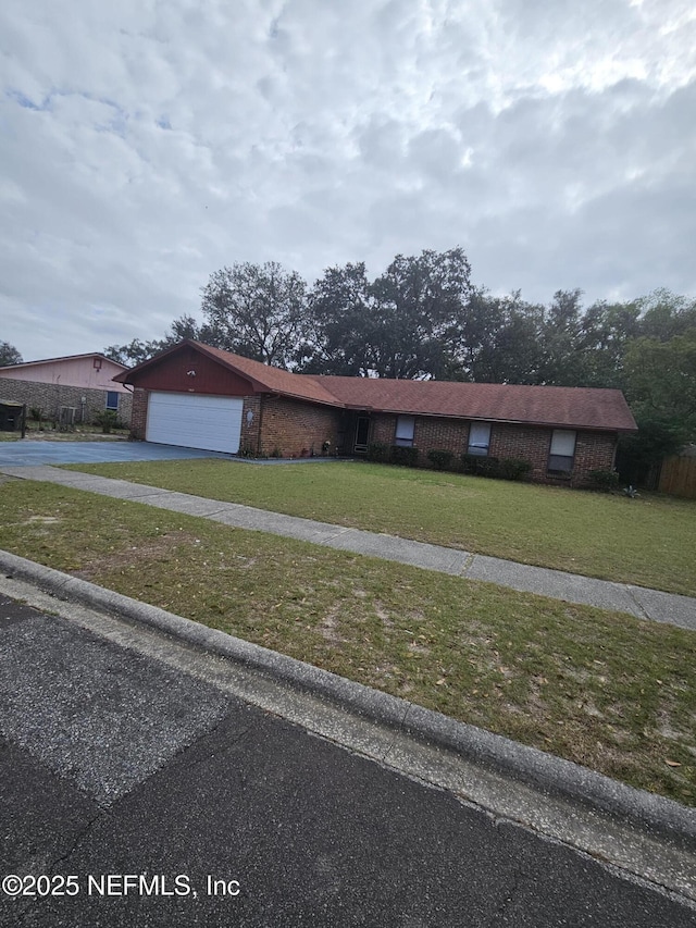 view of front of home featuring a garage and a front yard