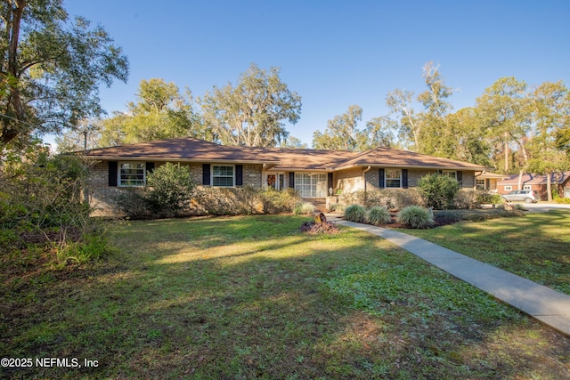 ranch-style house featuring a front yard