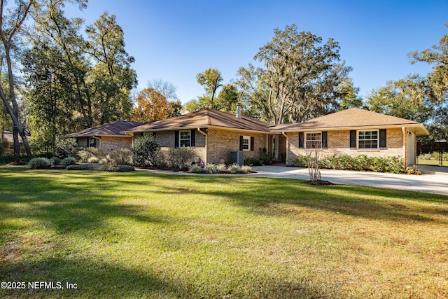 single story home featuring a front lawn