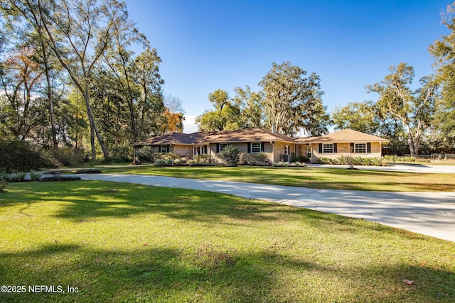 ranch-style house featuring a front yard