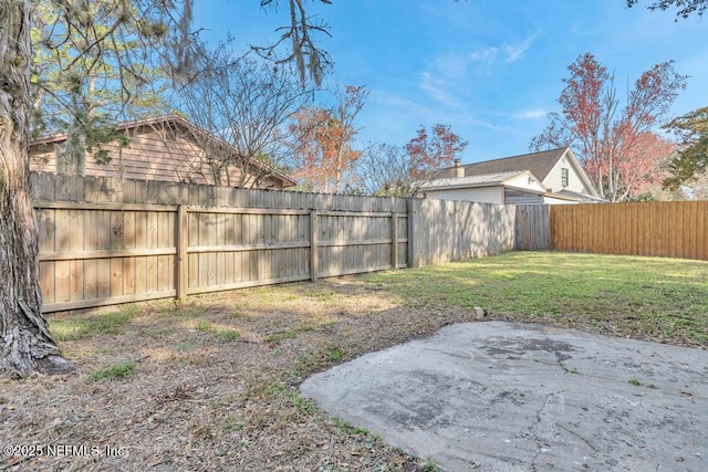 view of yard featuring a patio