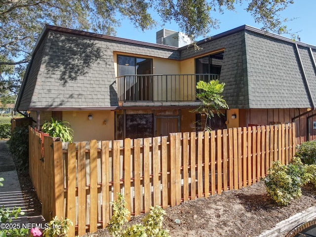 view of front of property with a balcony