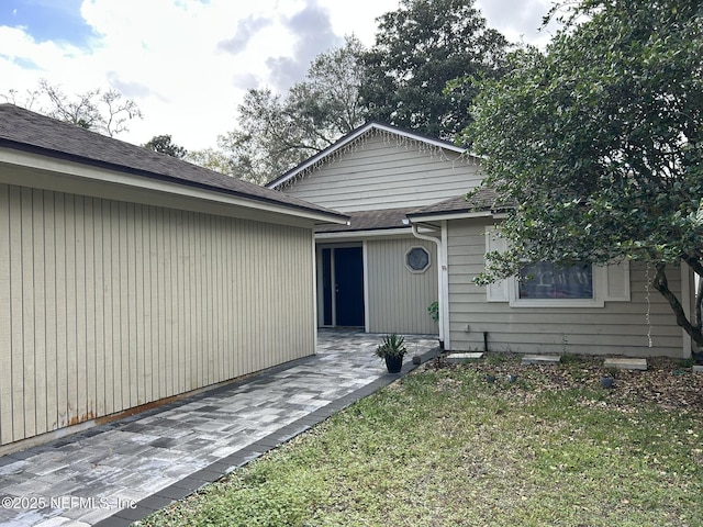 view of front of home featuring a front lawn