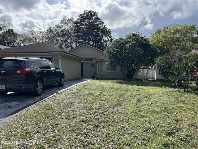 view of front facade featuring a front lawn