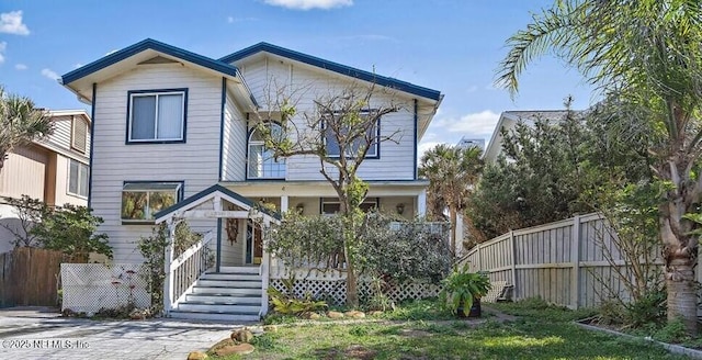 view of front of property featuring a front yard