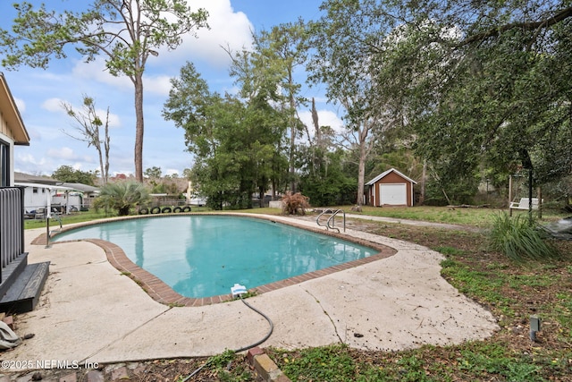 view of swimming pool with an outdoor structure