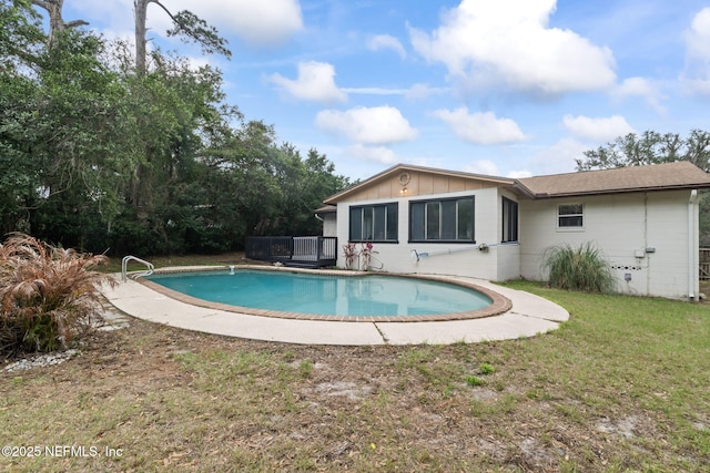 view of swimming pool featuring a lawn