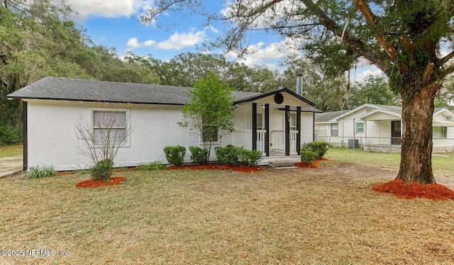 view of front of house featuring central air condition unit and a front yard