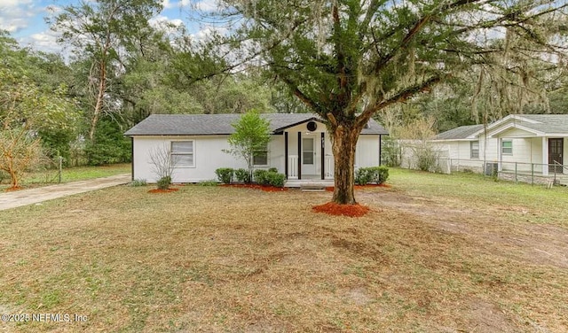 view of front of house featuring a front lawn and fence