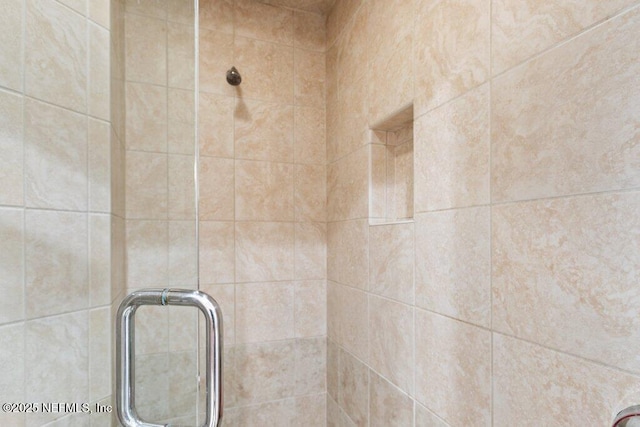 interior details with a shower with shower door