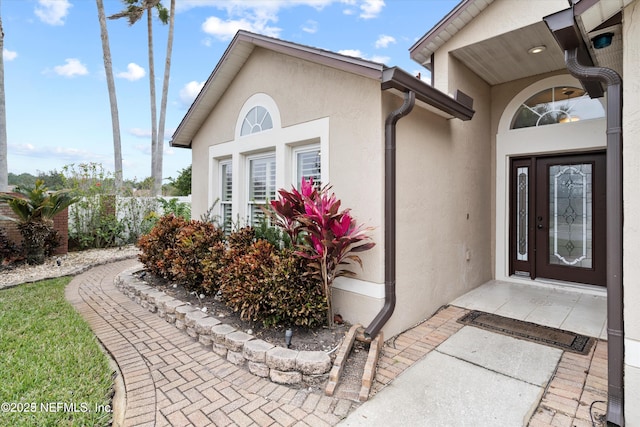 property entrance featuring stucco siding