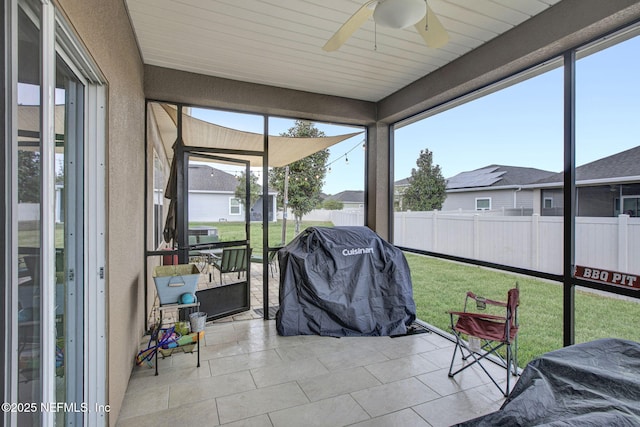 sunroom with ceiling fan