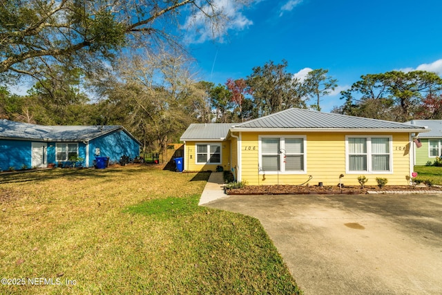 single story home featuring a front yard