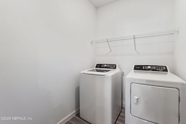 washroom with laundry area, baseboards, and independent washer and dryer