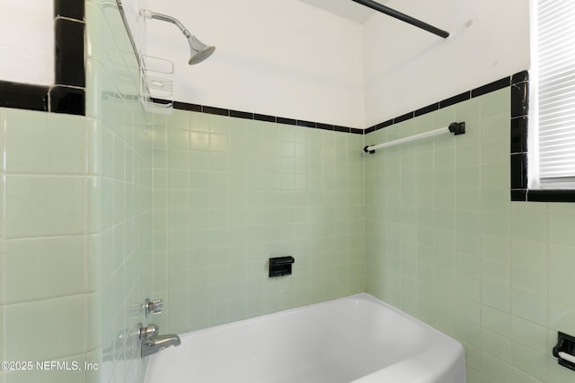 bathroom featuring tiled shower / bath combo