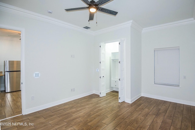 unfurnished room featuring ceiling fan and ornamental molding