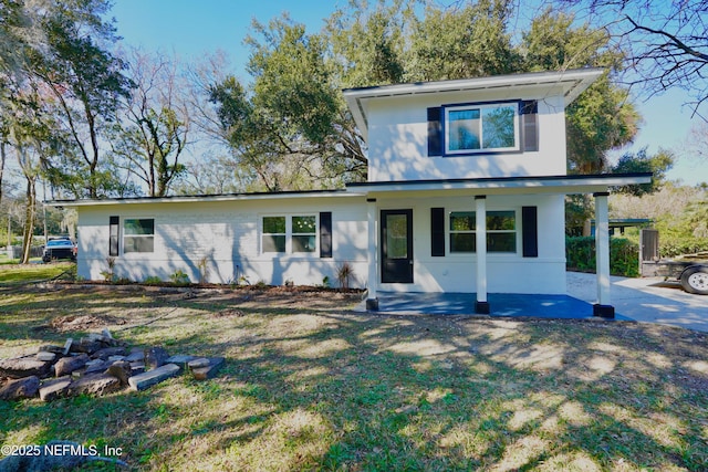 traditional-style house with a front yard