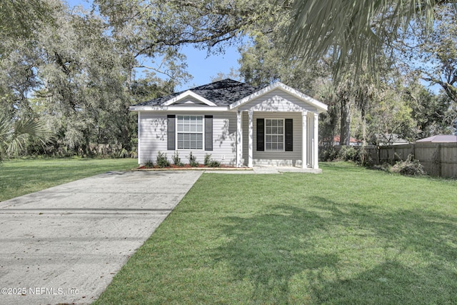 view of front of home featuring a front yard