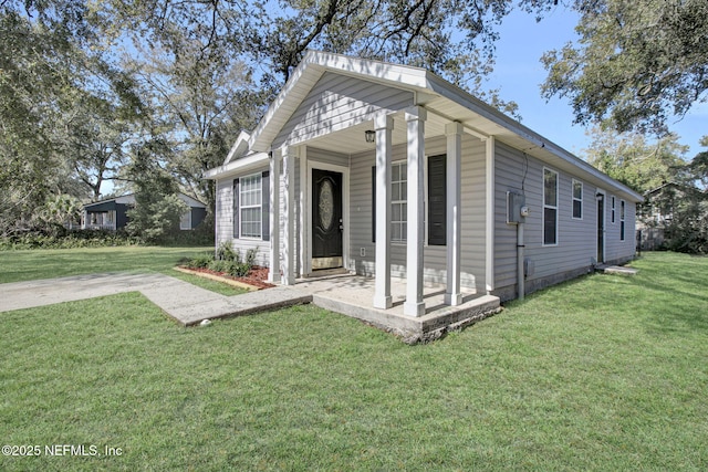 view of front of property featuring a front yard