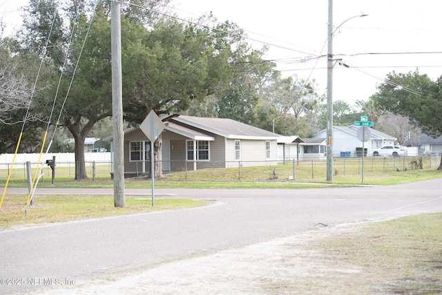 view of front facade featuring a fenced front yard and a front lawn