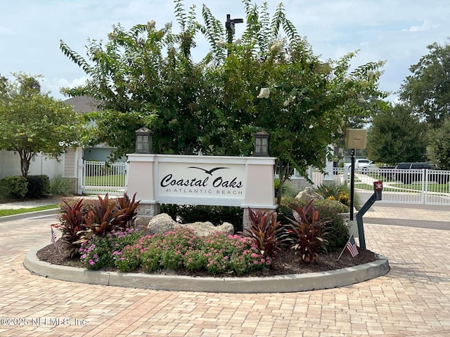 view of community / neighborhood sign