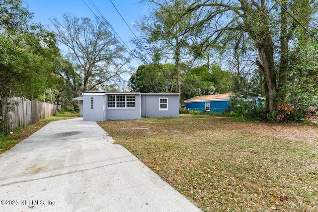 view of front facade with a front yard