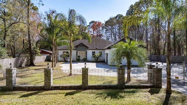 view of front of house featuring a front yard