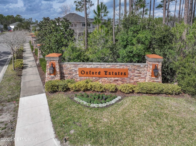 community sign with a yard