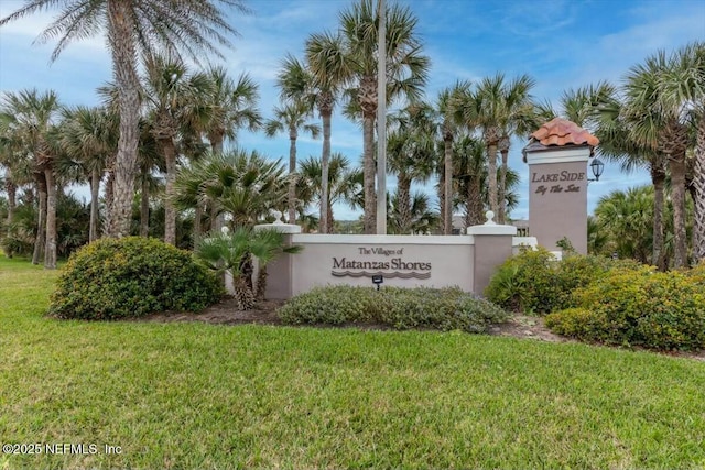 community / neighborhood sign featuring a yard