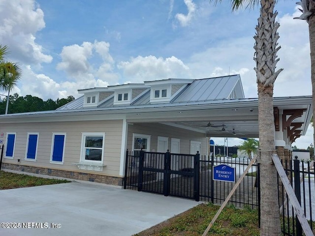 view of front of property featuring ceiling fan